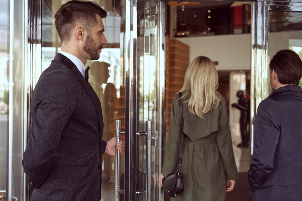 Conciergedienst (1) Doorman hält Tür auf