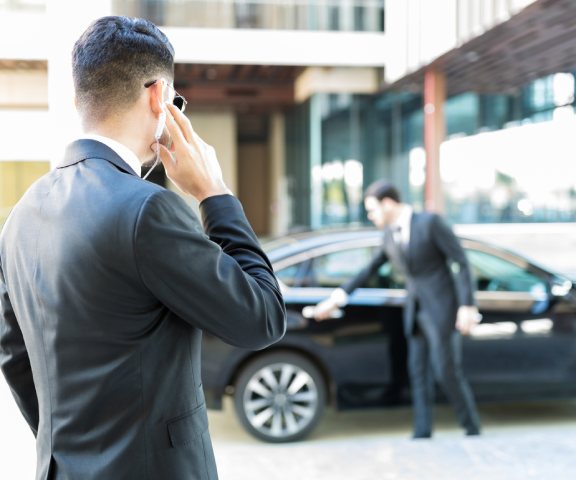 Begleitschutz Berlin: Bodyguards vor Auto