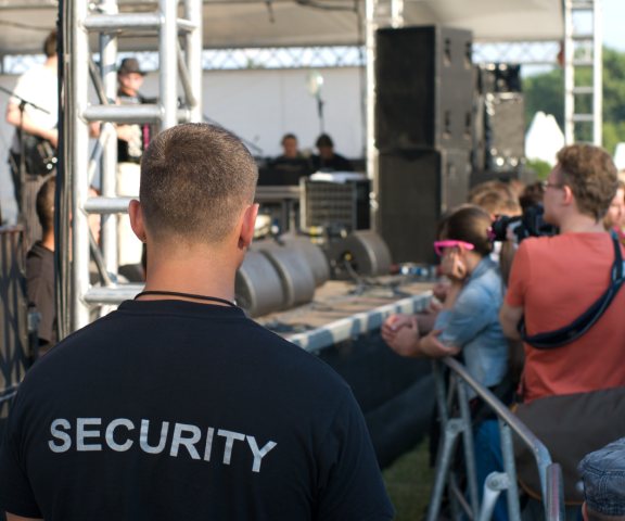 Veranstaltungsschutz: Security-Mitarbeiter vor Bühne