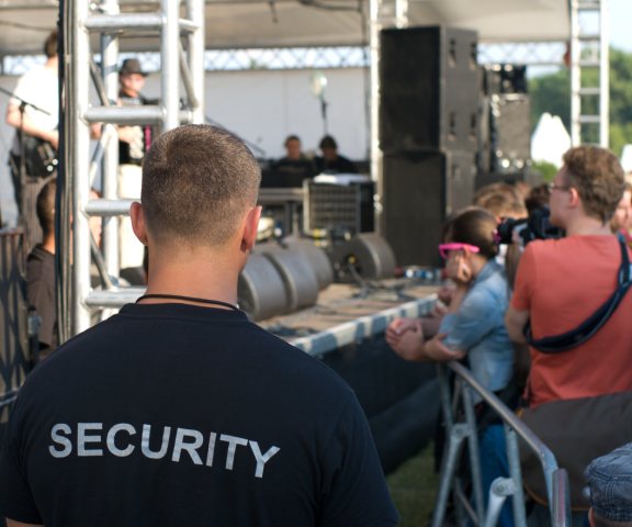 veranstaltungsschutz-header Veranstaltungsschutz: Security-Mitarbeiter vor Bühne